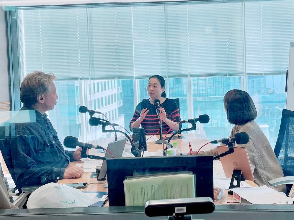 左から)鈴木おさむ、いとうあさこ、坂口愛美アナウンサー