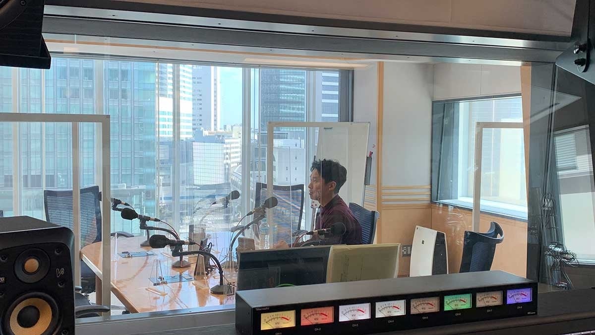 コメントを収録する渡辺裕太の様子