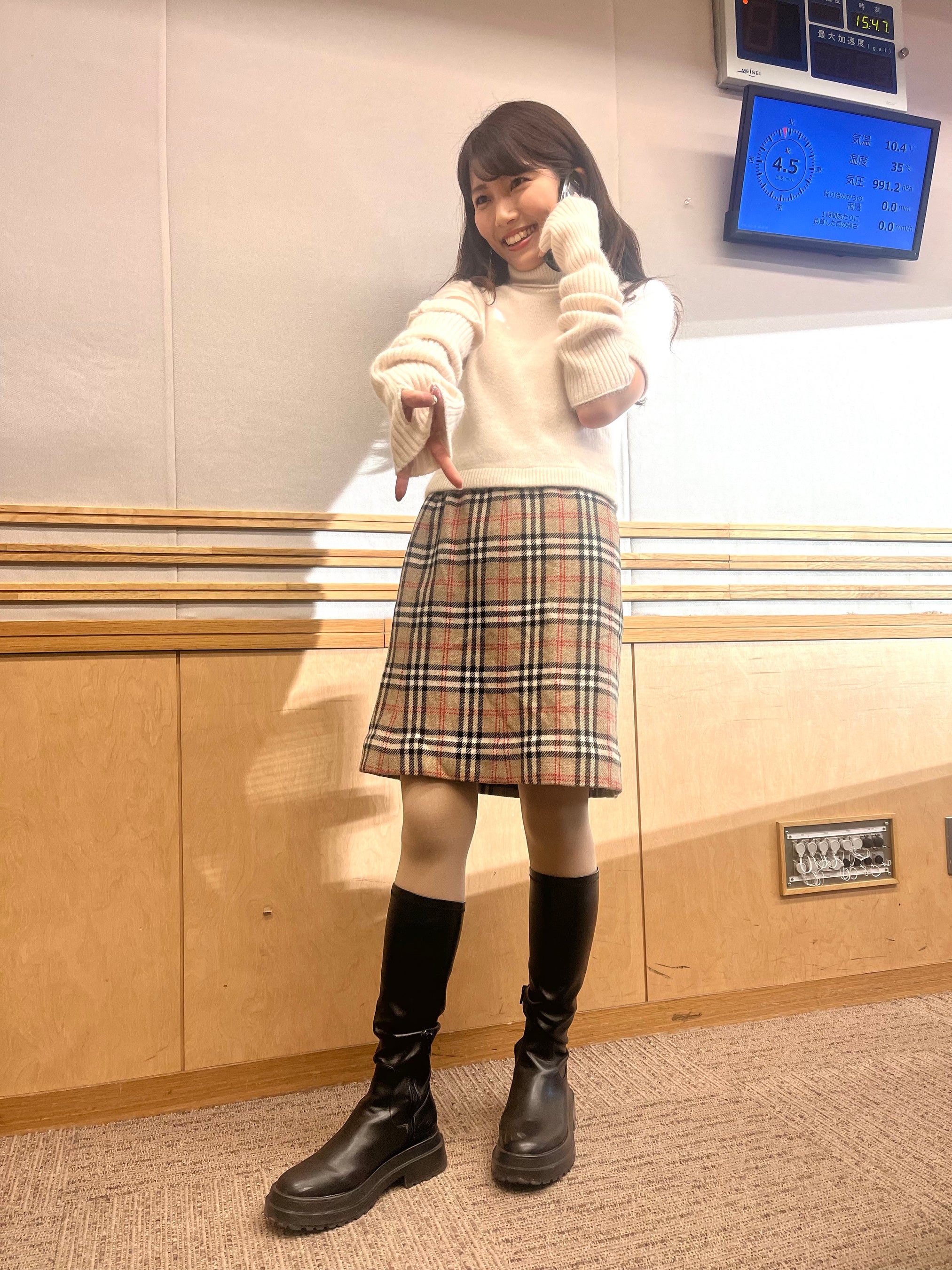 当時のファッションに身を包む松井アナ