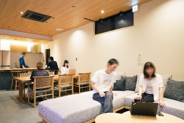 モダンな飛騨家具を設えたコワーキングスペース