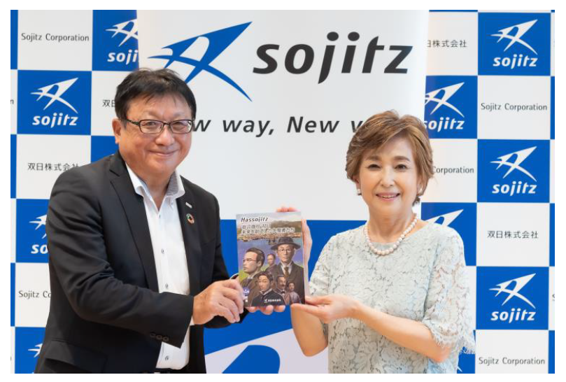 【竹下景子さんと藤本社長／寄贈式にて】