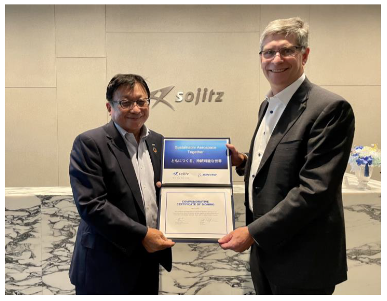 【覚書を締結した藤本昌義社長（双日）、Will Shaffer社長（ボーイングジャパン）】