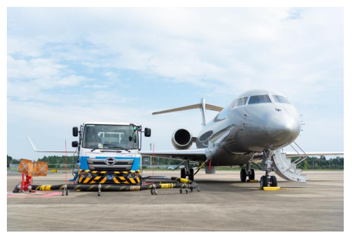 【成田国際空港での給油作業の様子】