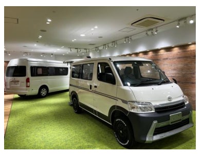 【店舗に搬入されたLibero (リベロ)(手前)】