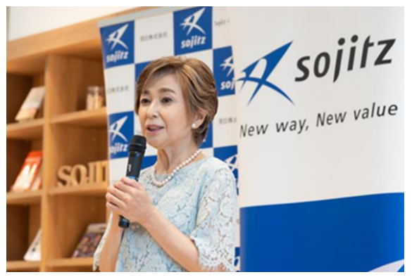 【8月1日、神戸市への寄贈式 「こども本の森　神戸」名誉館長の竹下景子さん】