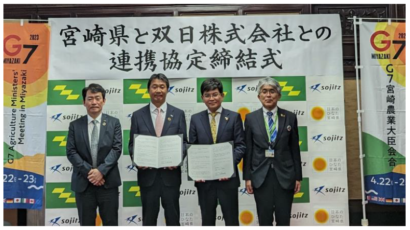 【締結式 右から2人目 宮崎県　永山 寛理 副知事、3人目 尾藤 雅彰　双日 取締役専務執行役員】