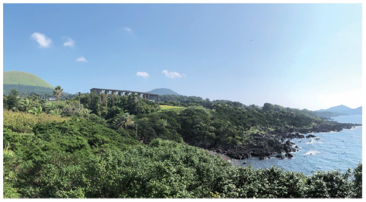 鐙瀬溶岩海岸から鬼岳とホテルを望む