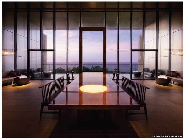 外の風景を映し込むロビー、月をモチーフとした中央テーブル