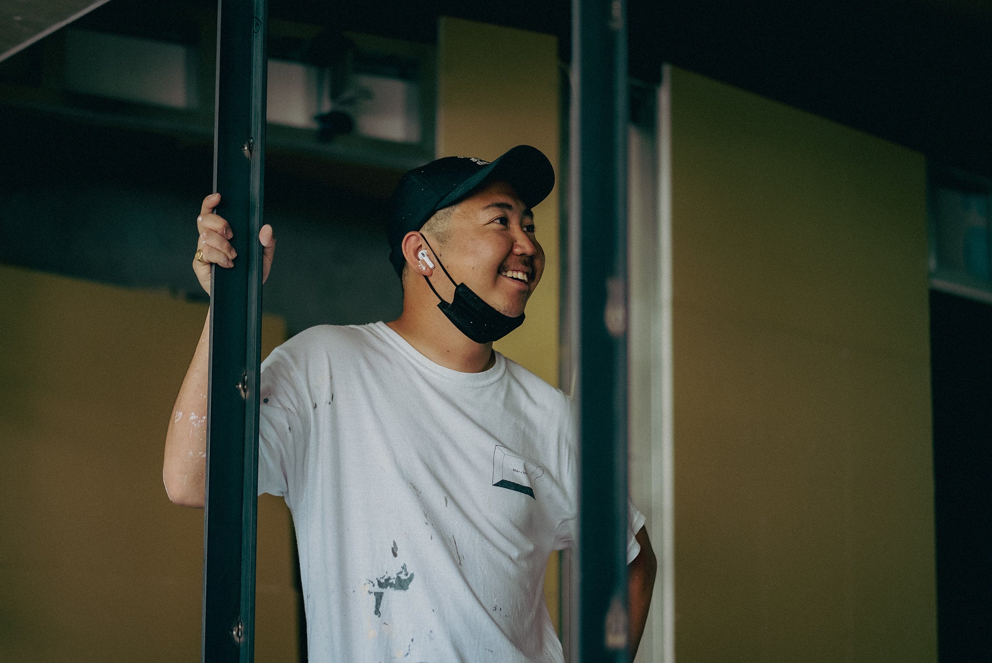 メインのカウンター裏の壁面を手がけた、神戸「Make a base.」の職人