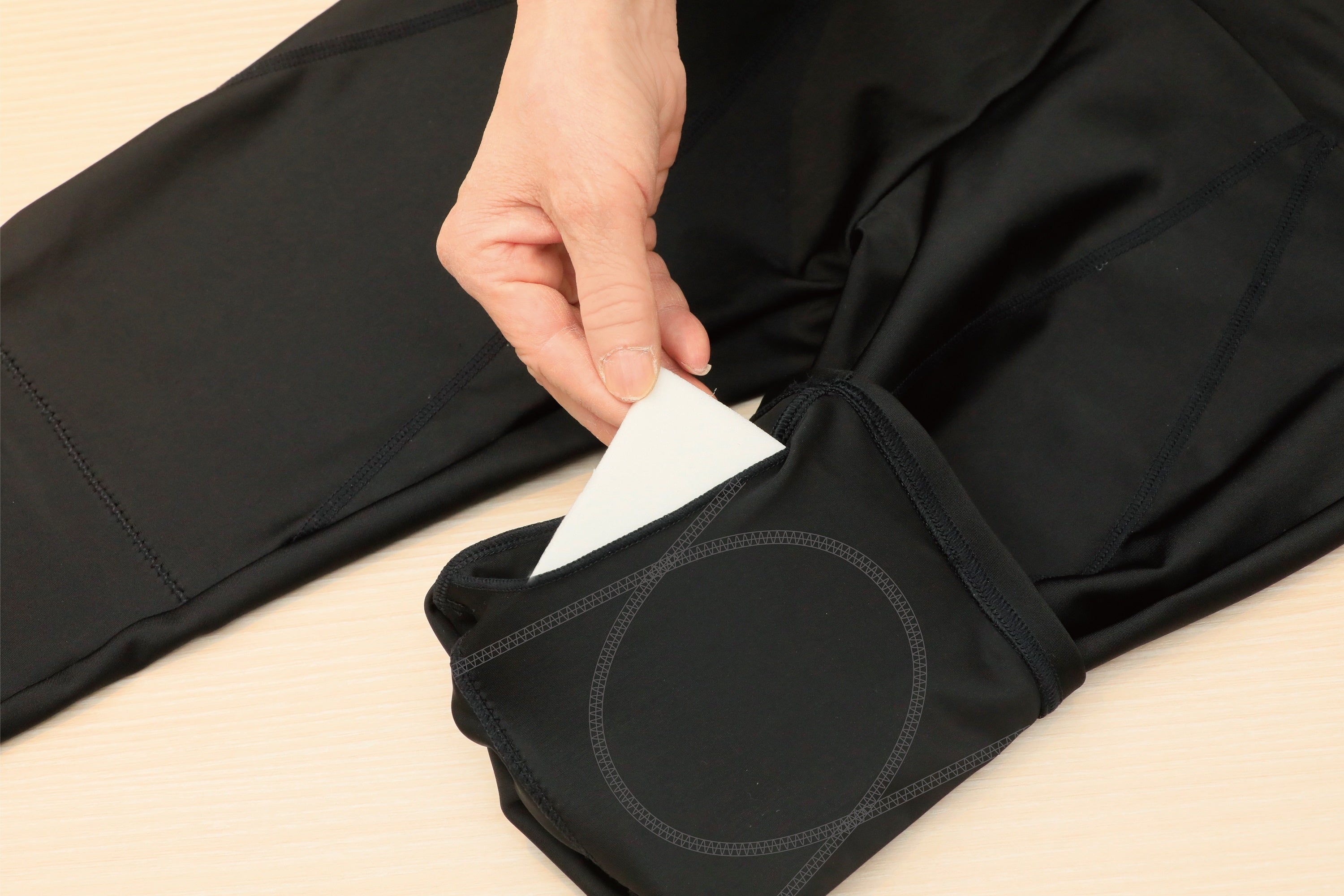 膝にもサポート機能と保護パット搭載