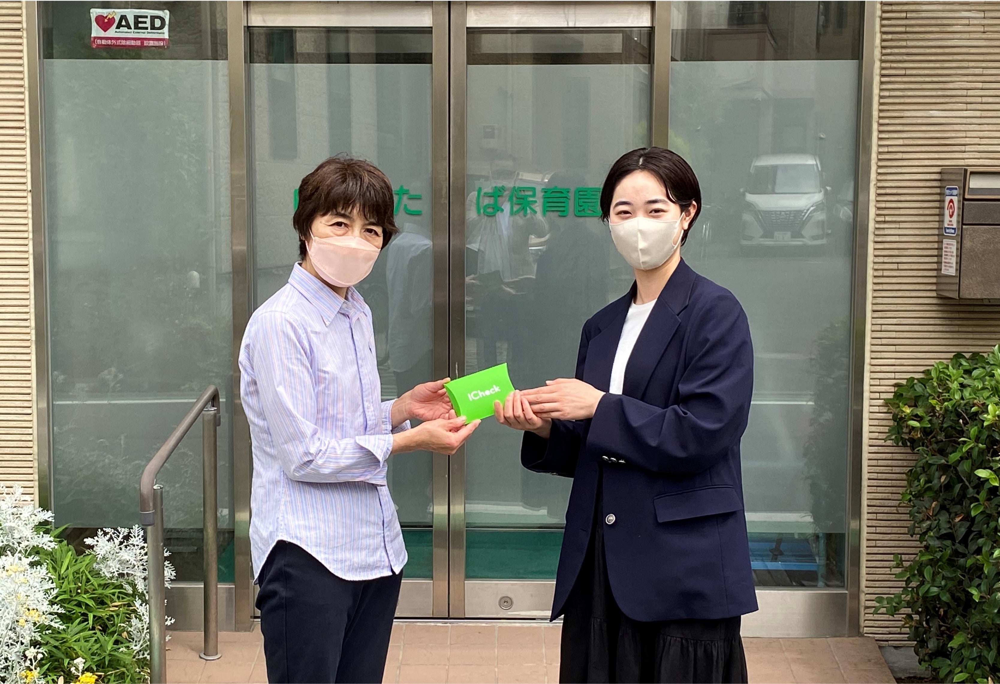 左から、白鳥ふたば幼稚園の佐々木様、ICheckの大曾根(広報)