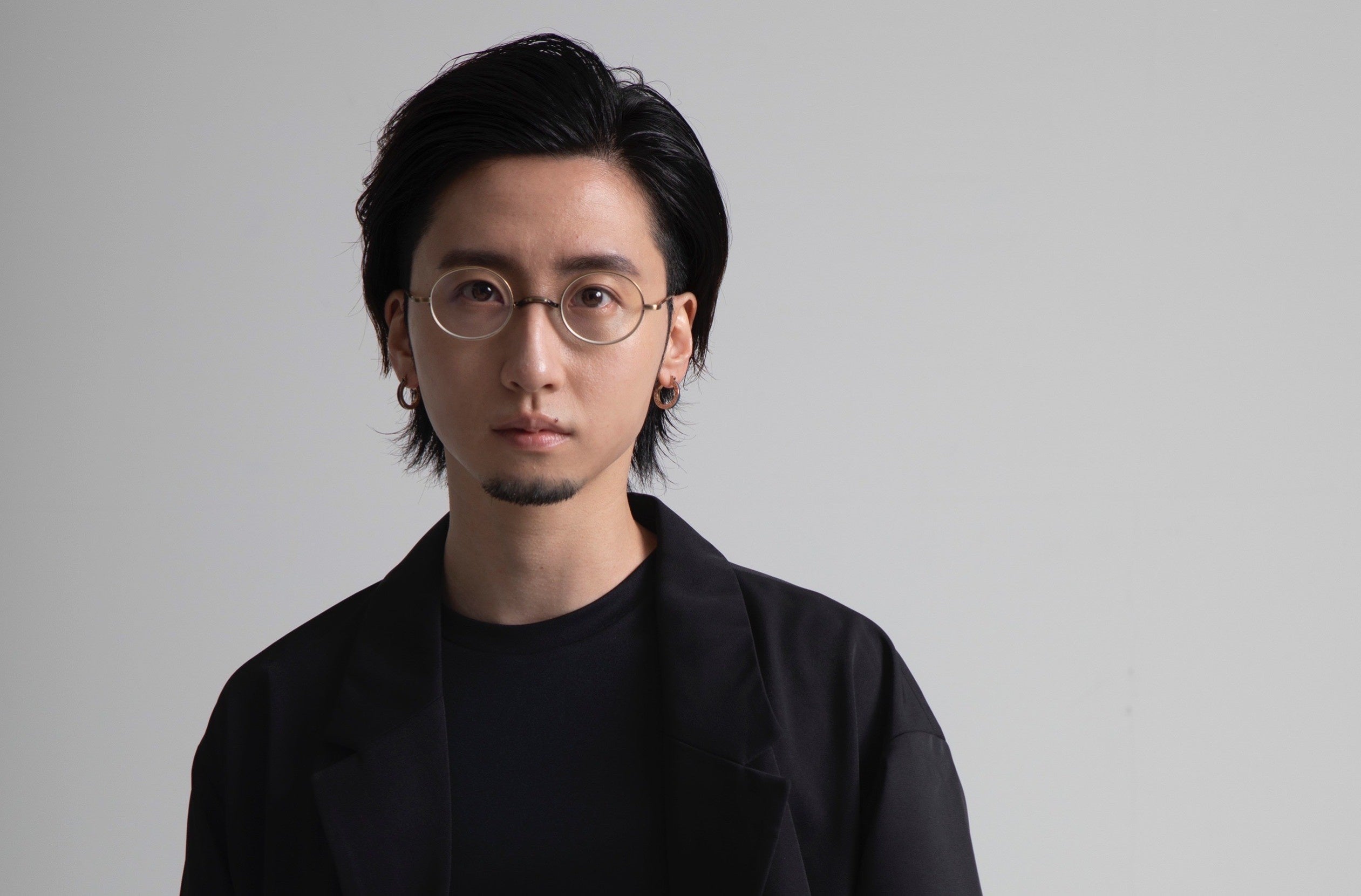 女性として生まれ、男性として活躍する俳優、舞台プロデューサー