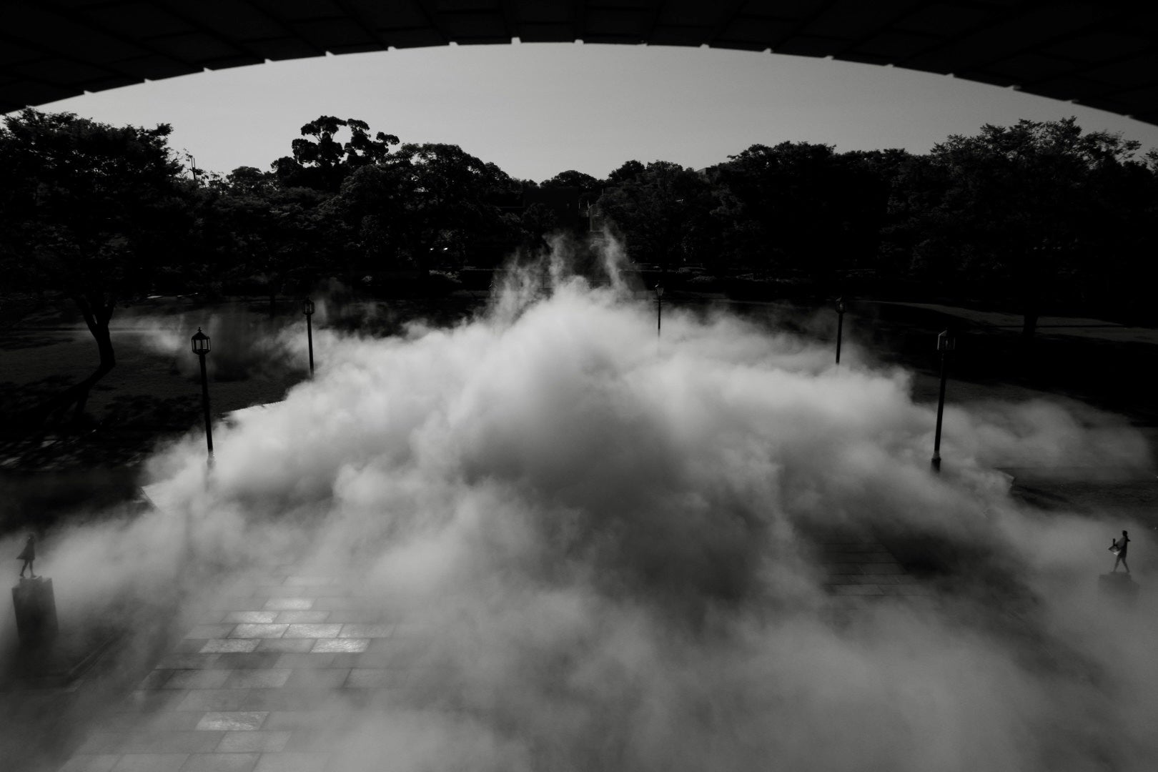 中谷芙二子《白い風景—原初の地球》霧の彫刻 #47769、オールひめじ・アーツ&ライフ・プロジェクト、姫路市立美術館、兵庫、2023年 ©︎Fujiko Nakaya　photo: Atsushi Nakamichi/Nacása & Partners I