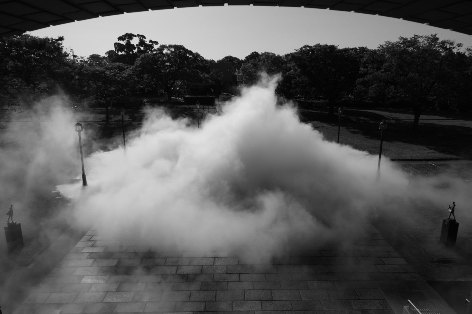 中谷芙二子《白い風景—原初の地球》霧の彫刻 #47769、オールひめじ・アーツ&ライフ・プロジェクト、姫路市立美術館、兵庫、2023年 ©︎Fujiko Nakaya　photo: Atsushi Nakamichi/Nacása & Partners I