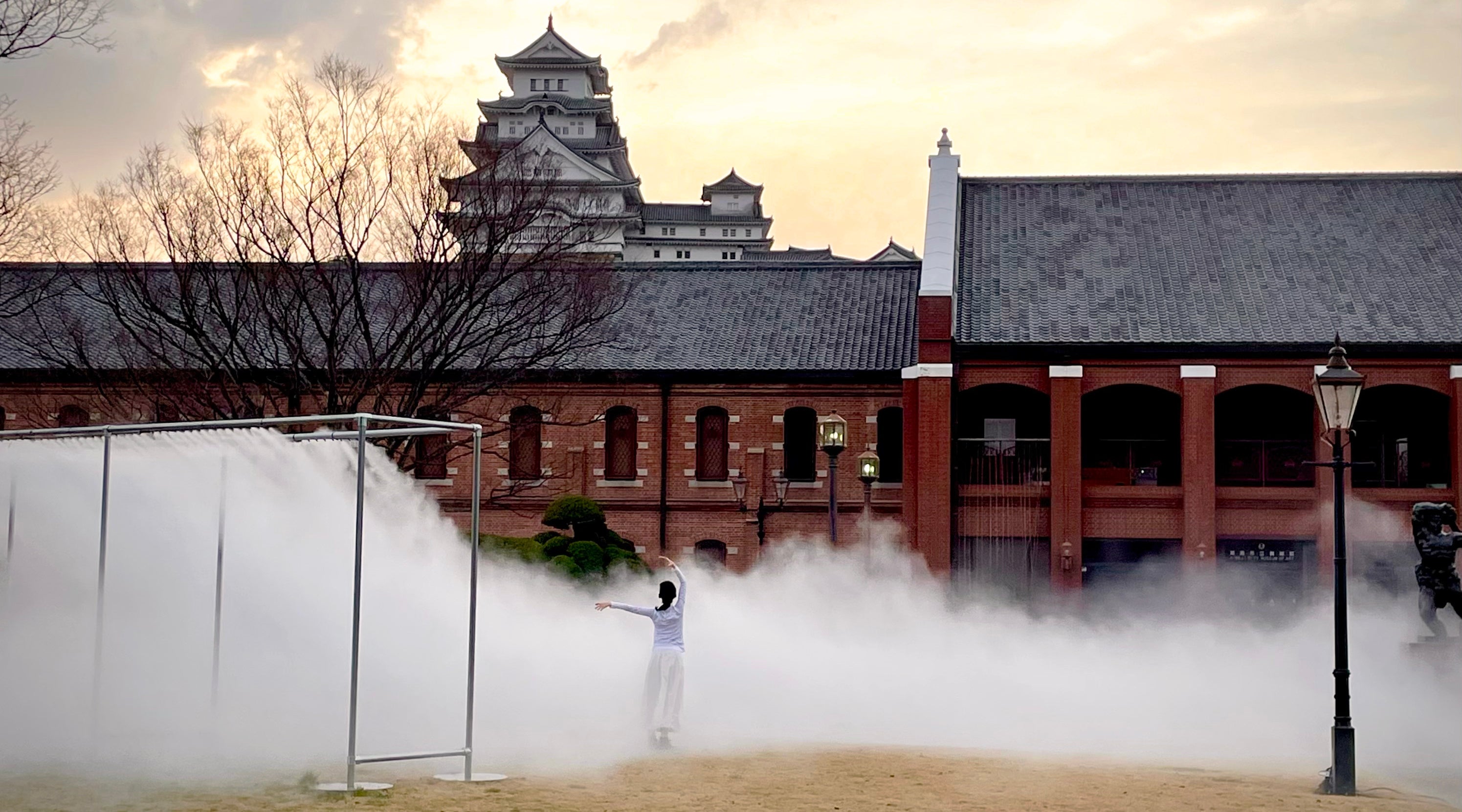 「平井優子 ダンス×中谷芙二子《白鷺が飛ぶ》霧の彫刻 #47769 －Yohaku(余白)－」 2023年3月12日 パフォーマンス風景 ©Fujiko Nakaya　©Yuko Hirai