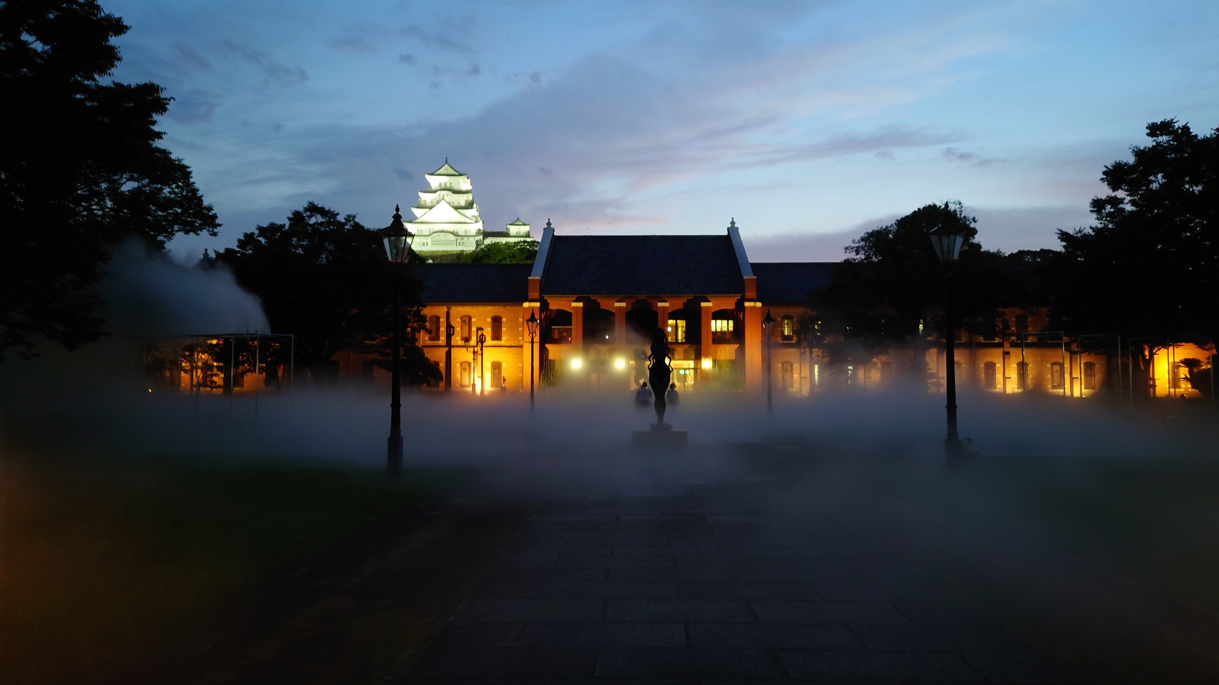 中谷芙二子《白鷺が飛ぶ》霧の彫刻 #47769、オールひめじ・アーツ&ライフ・プロジェクト、姫路市立美術館、兵庫、2022年 ©Fujiko Nakaya　photo: Yukiko Shiomoto