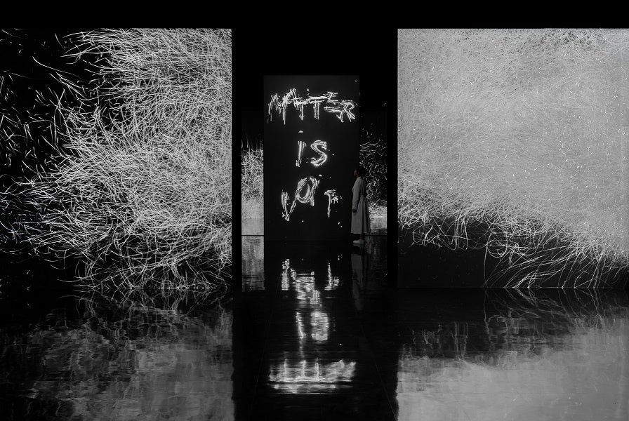 チームラボ《Dissipative Figures – 1000 Birds, Light in Dark》,《Matter is Void – Fog》©チームラボ