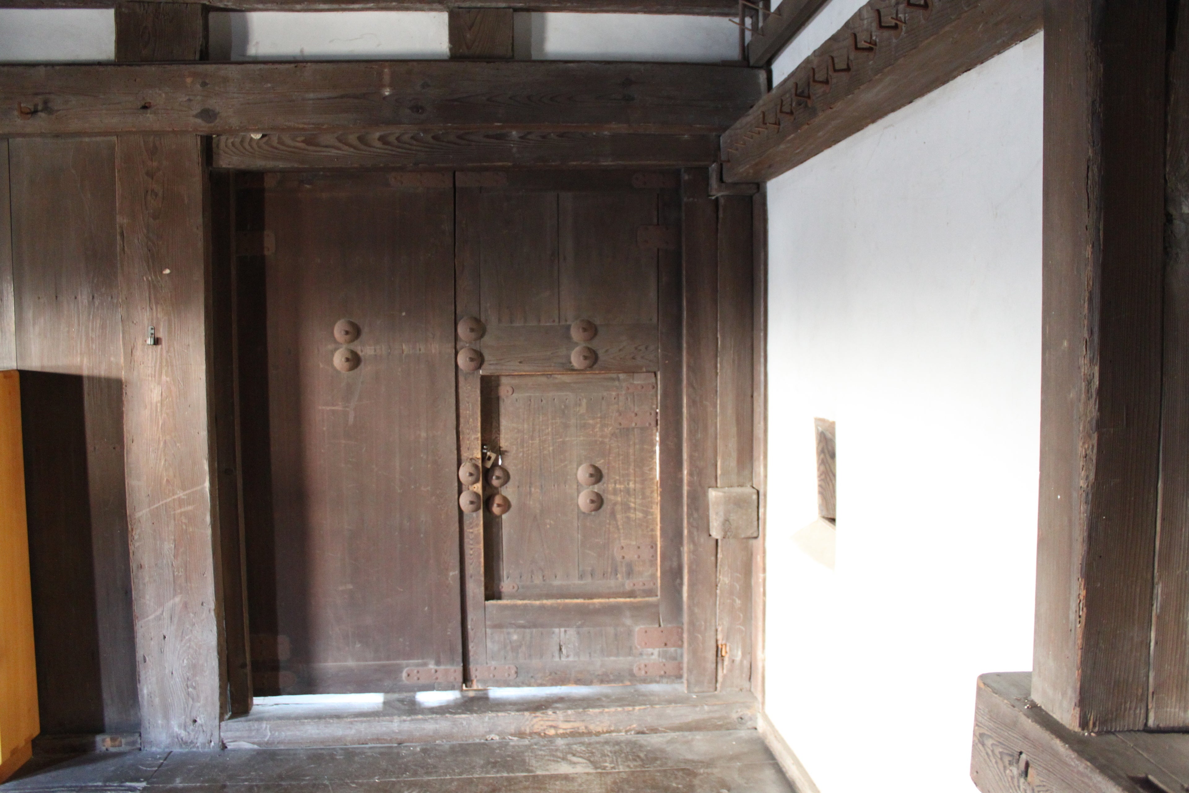 西小天守への扉