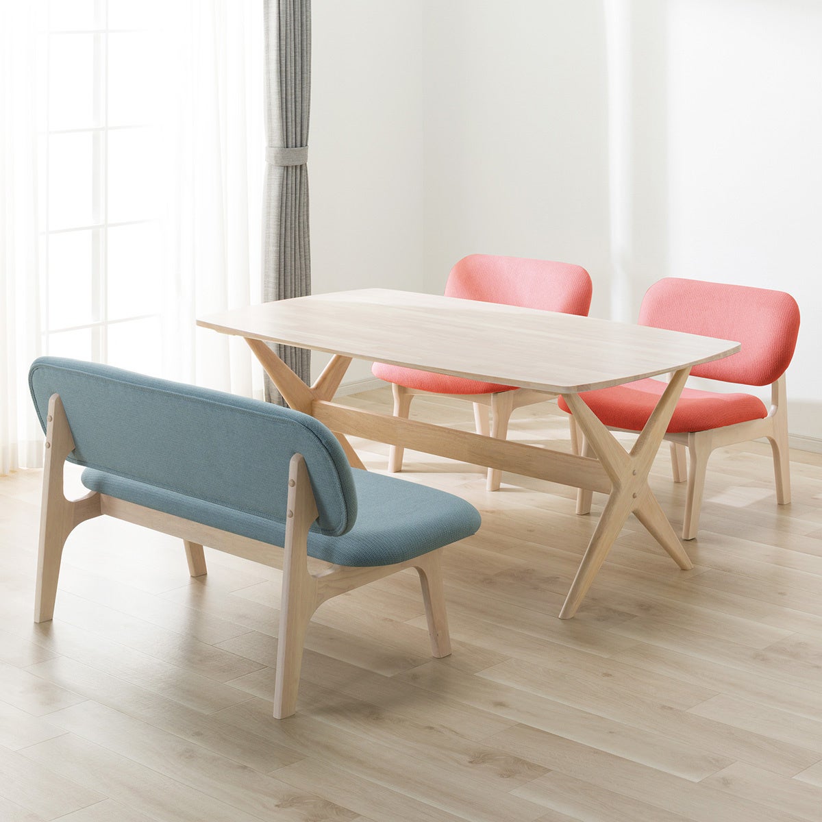 人気のダイニングチェア「リラックスワイド」がカラーバリエーション