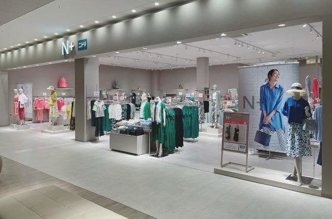 ※色のかたまりで構成された店舗（N+ニトリモール枚方店）