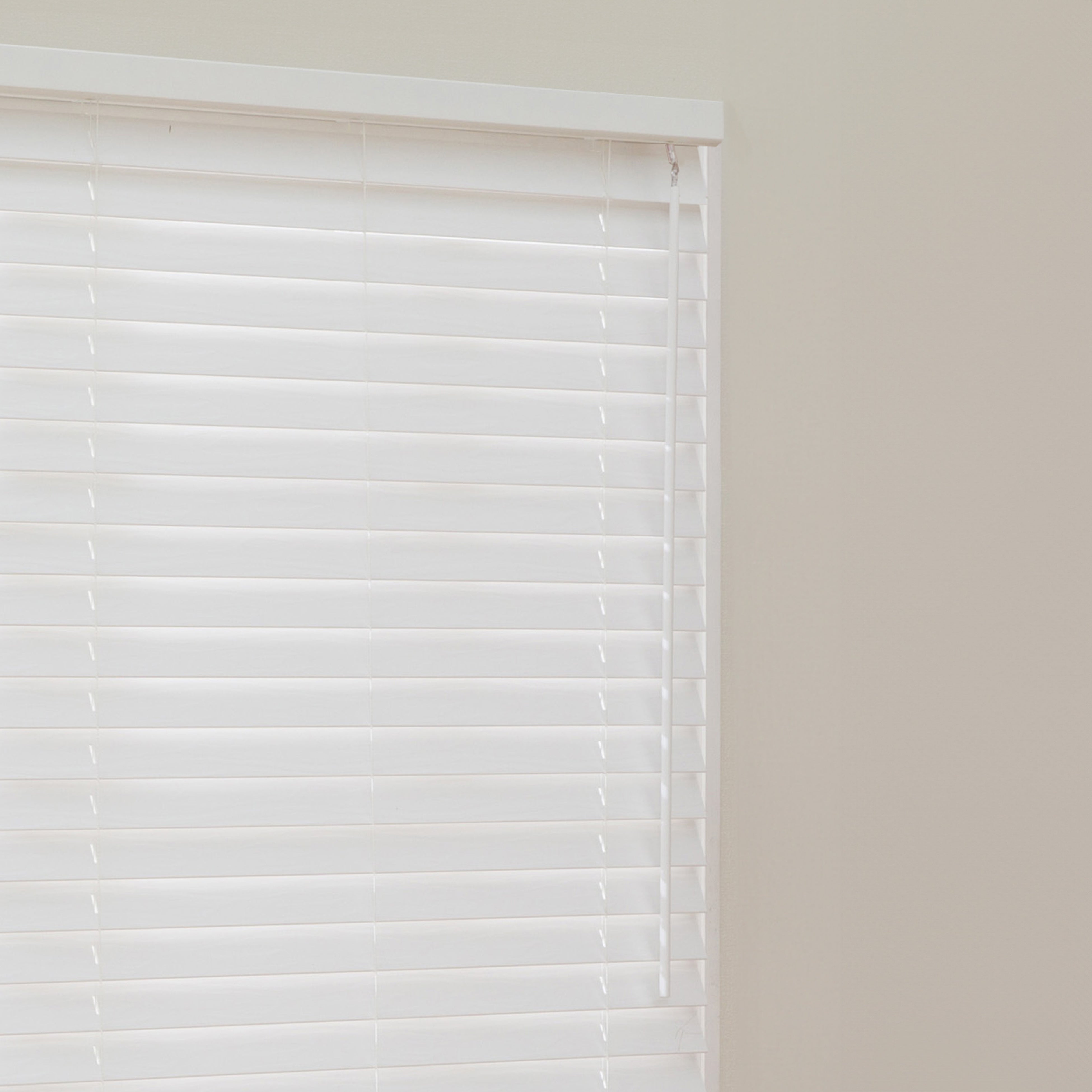 見た目はまるで木製ブラインド！軽くて手入れも簡単なPVCブラインドが