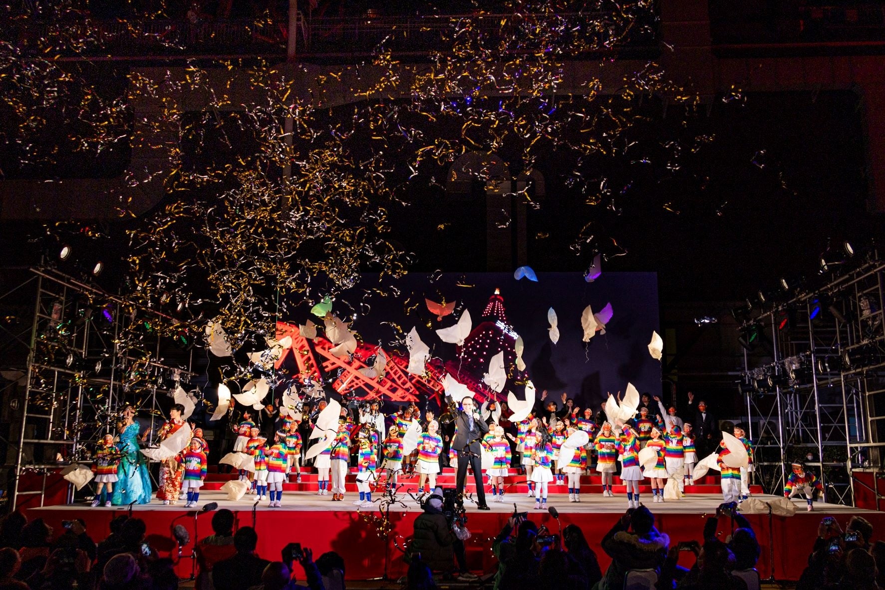 点灯の瞬間に子供たちの手から鳩が放たれた