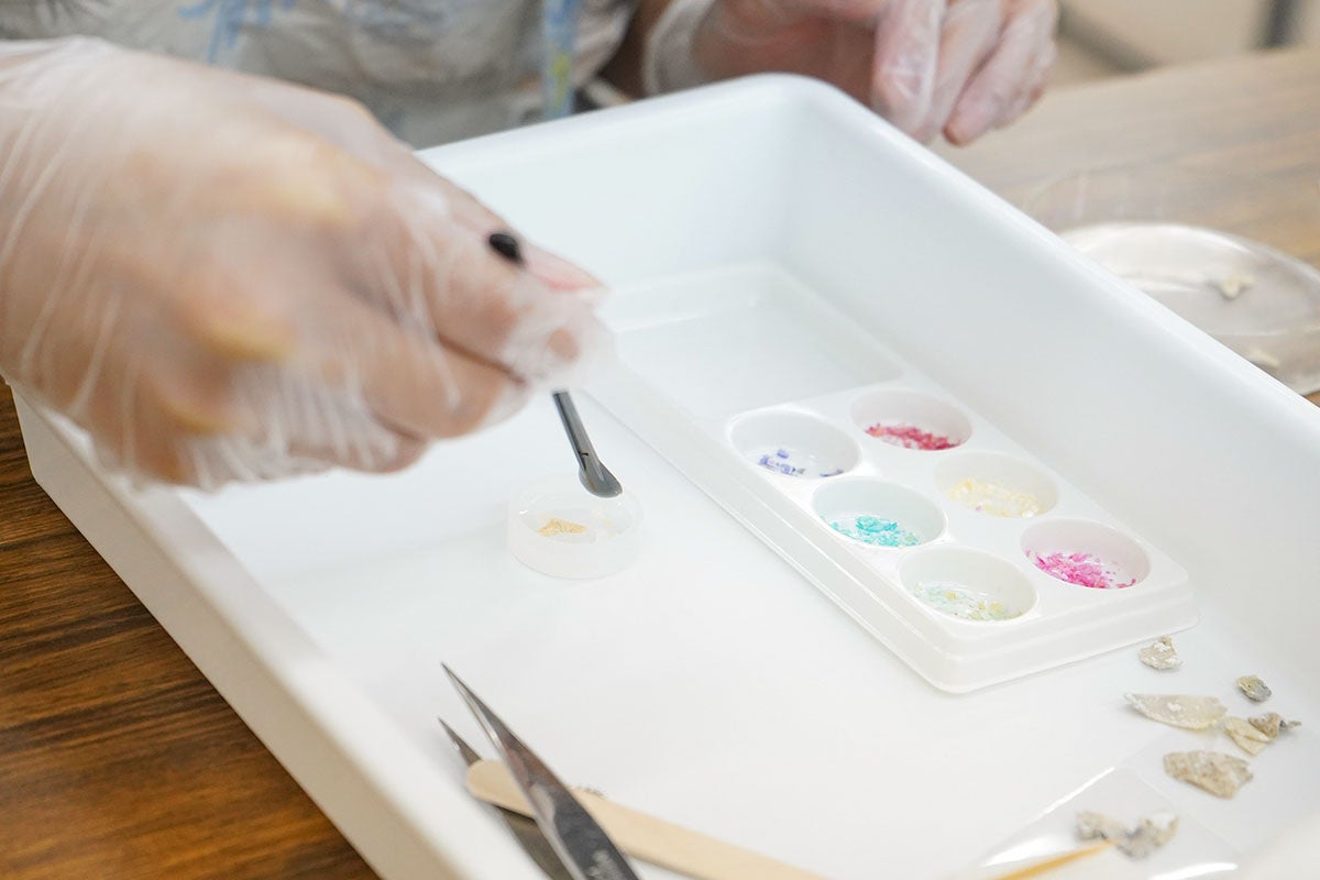 サメの歯キーホルダー作製の様子