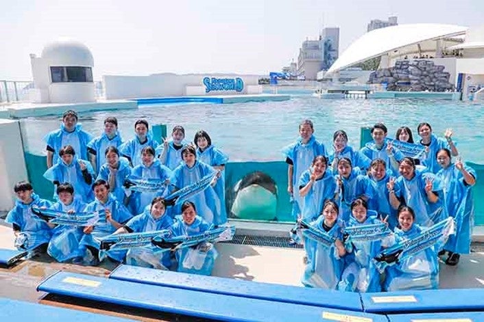 マスクを外し笑顔で記念写真