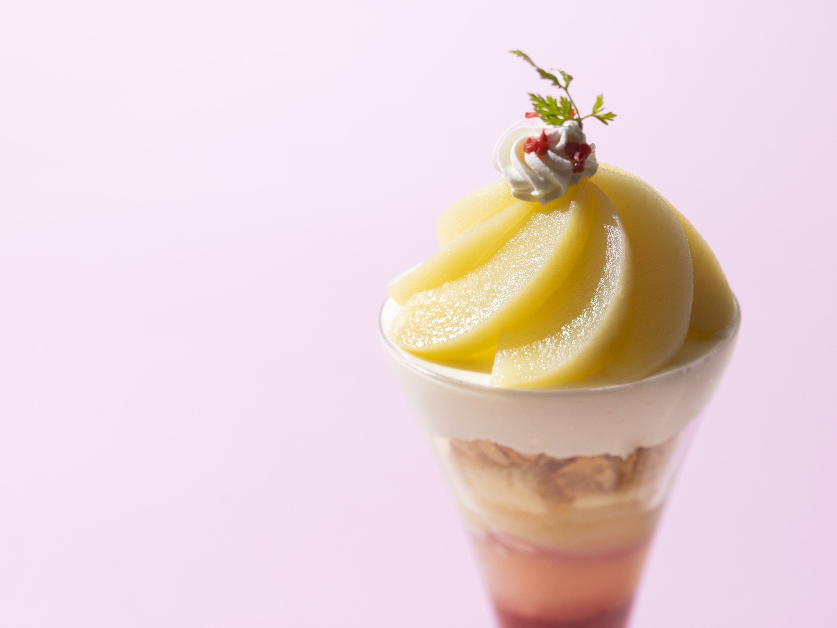 「桃とベリーのパフェ」