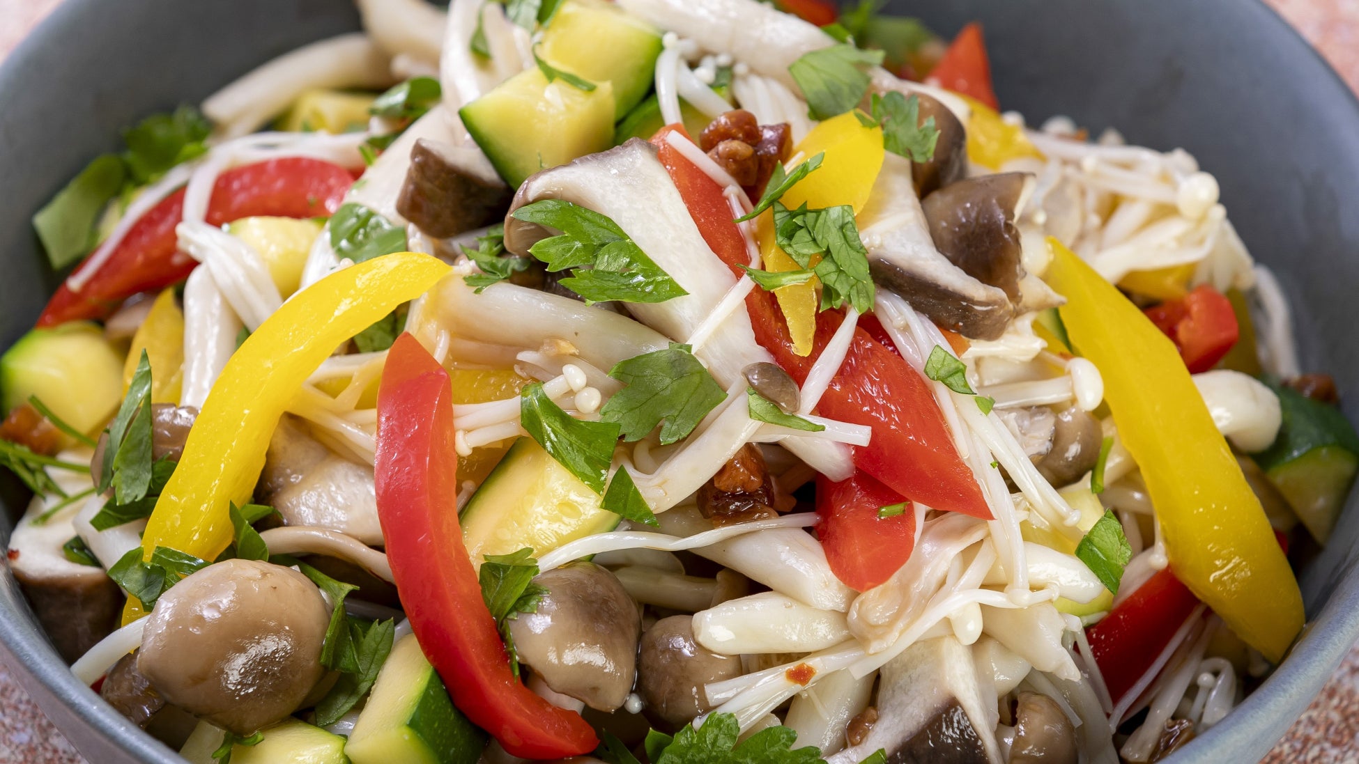 茸と彩り野菜のアーリオオーリオ