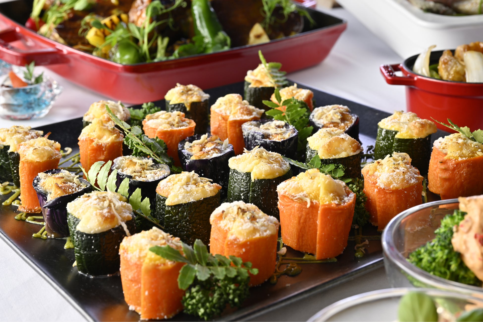 季節野菜の器で瀬戸内しらすのキッシュ