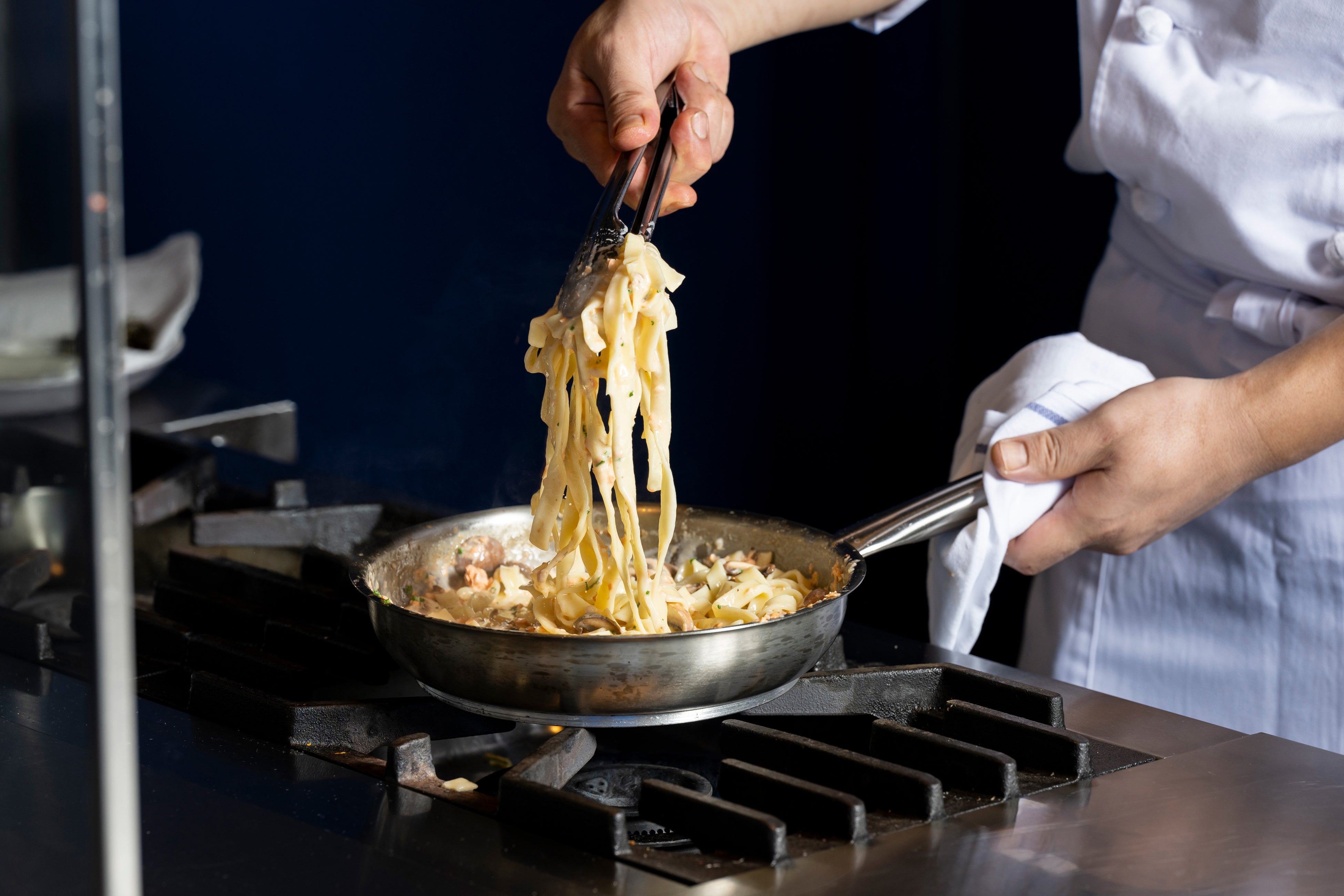 六甲マッシュルームと秋鮭のフェットチーネ