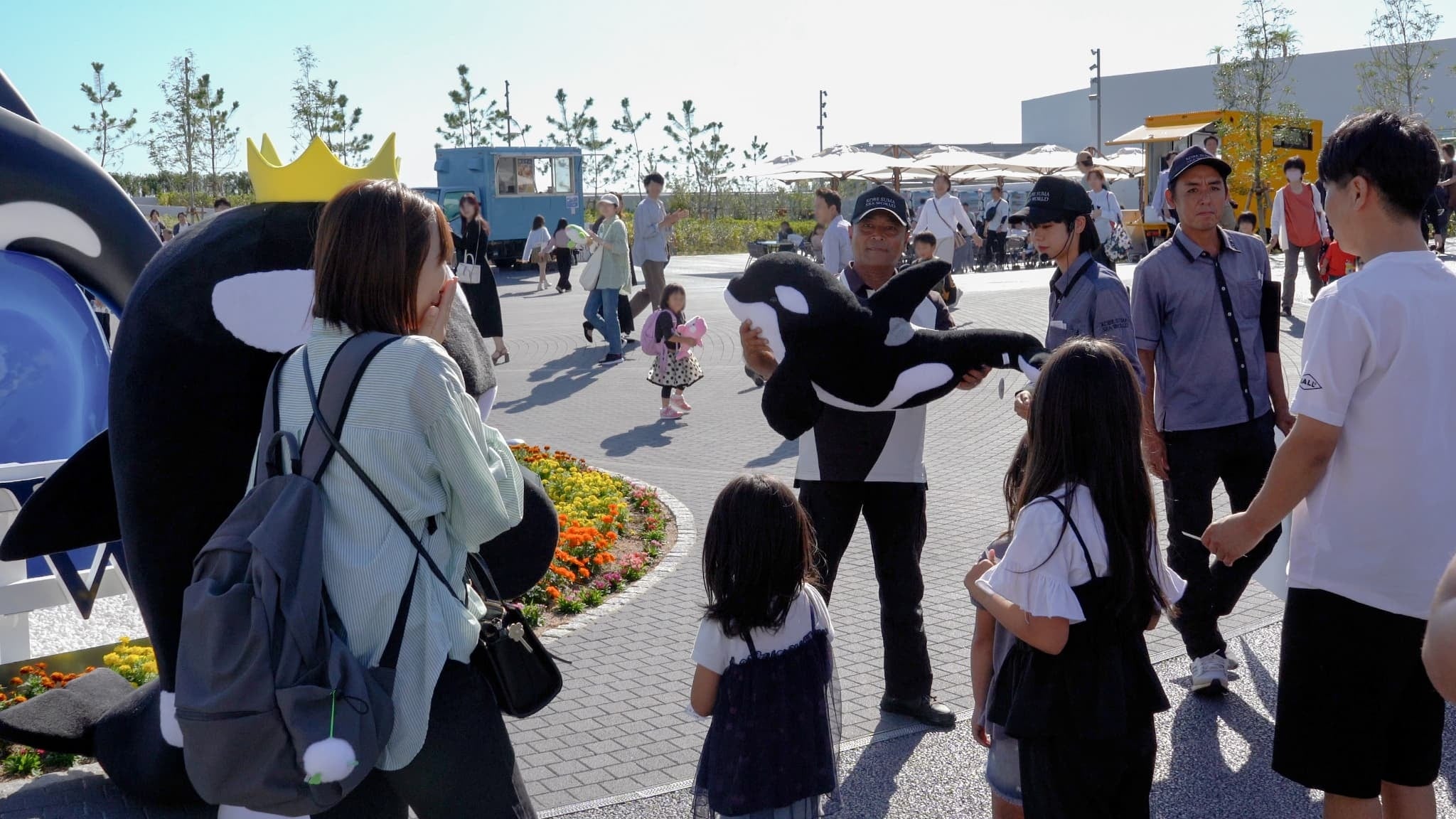 中野館長より100万人目のご家族に特大シャチぬいぐるみと 神戸須磨シーワールドホテルの宿泊券を贈呈しました