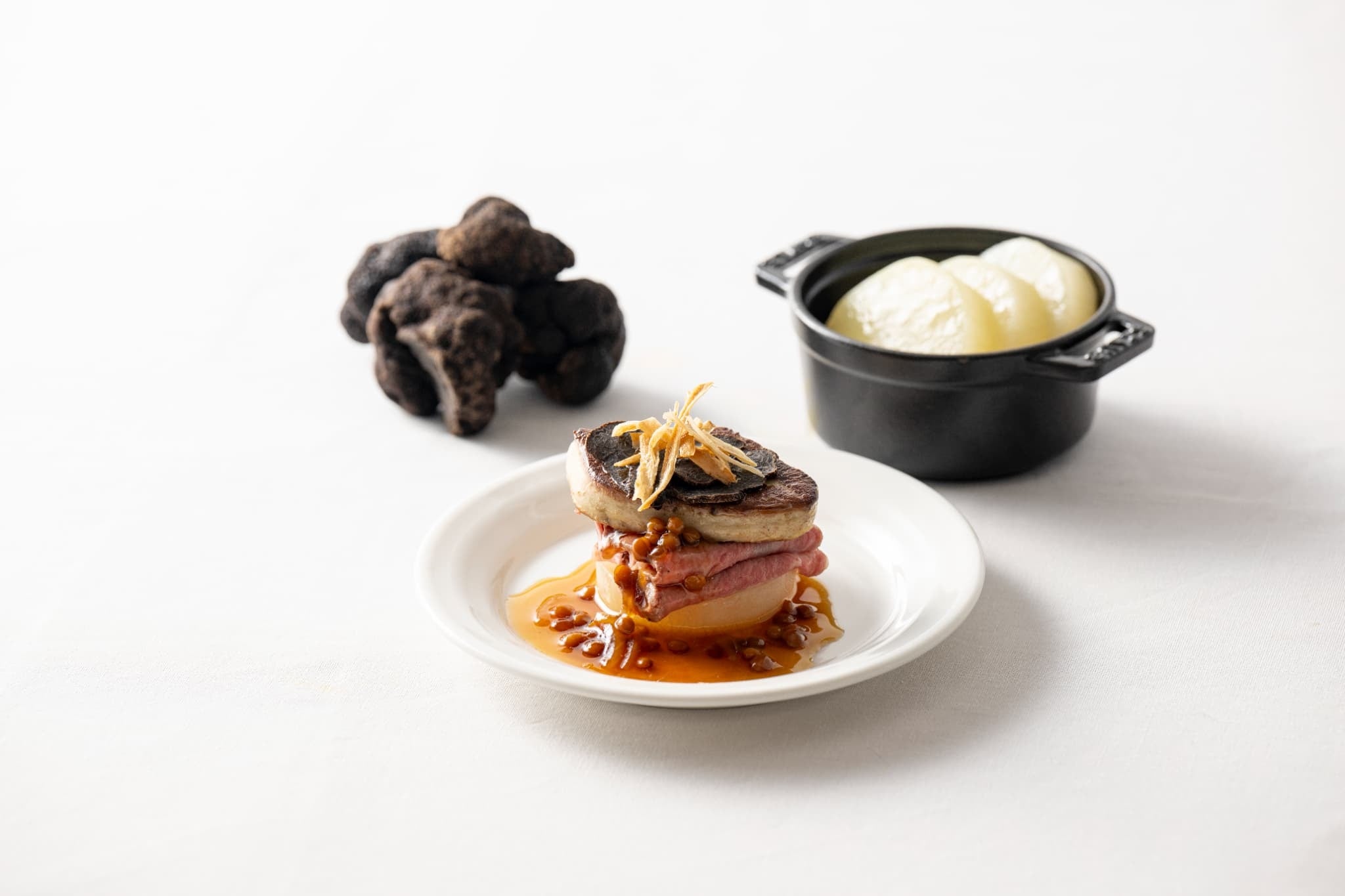 兵庫県産牛肉のローストビーフ＆フォアグラポワレ 冬大根のグラッセ添え　トリュフの和風ソース