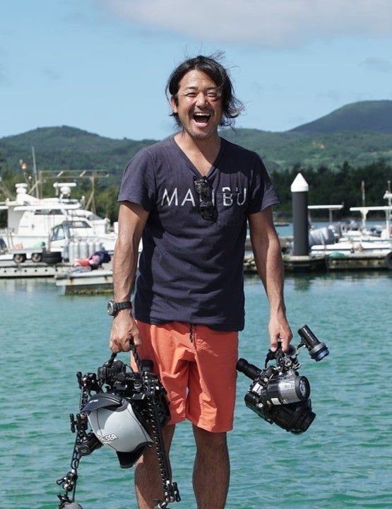 水中写真家・鍵井靖章が水槽に入って撮りおろし。神戸須磨シーワールド「2027年オリジナル卓上カレンダー」が11月1日発売