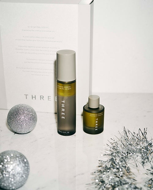 THREE エッセンシャルリモイスチャー 00 30ml ギフトボックス付き THREEのエッセンシャルセンツシリーズに、限定ギフトボックスが登場