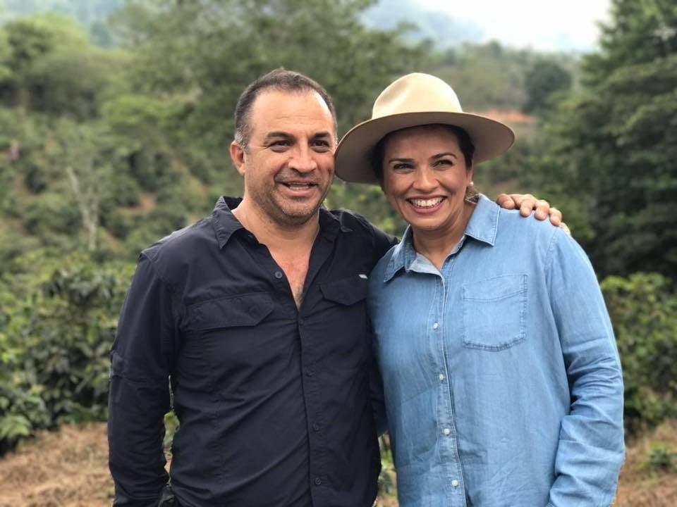 農園主のマリサベルさん（右）と夫で農園技師のモイセスさん（左）