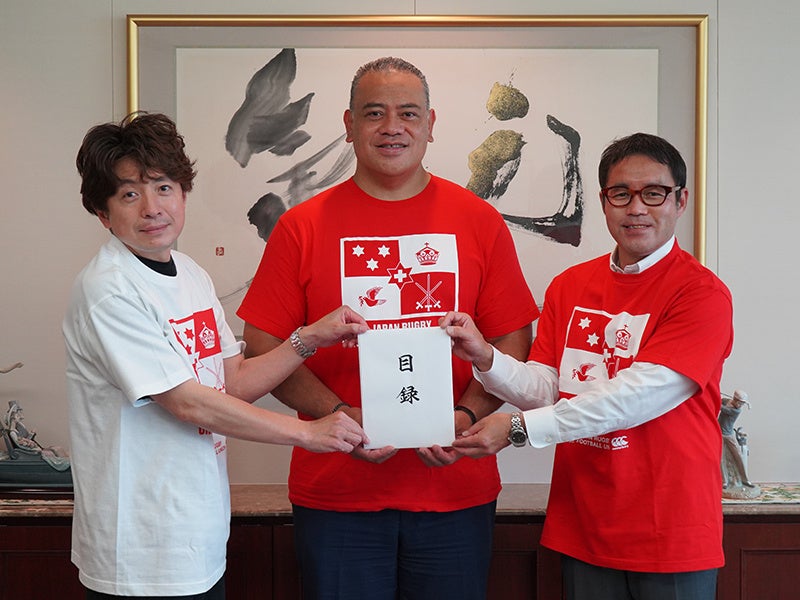 ≪1月の海底火山噴火による被害への救済と被災地域の復興支援のため≫カンタベリーがトンガ王国特命全権大使へおよそ580万円の寄付金を贈呈