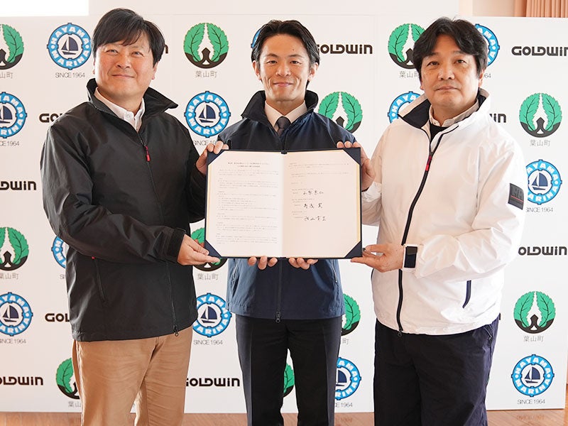 左）株式会社葉山マリーナー　寿浅実社長　／　中）葉山町 山梨崇仁町長　／　右）株式会社ゴールドウイン　渡辺貴生社長