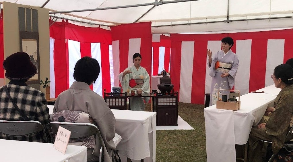 テント内の立礼席の様子