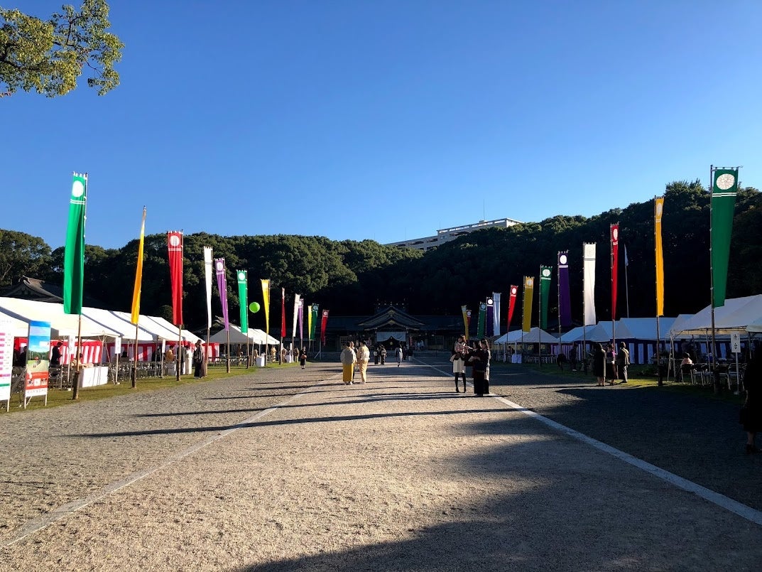 護国神社境内にも各流派の茶席が特設され、当日の受付もございます