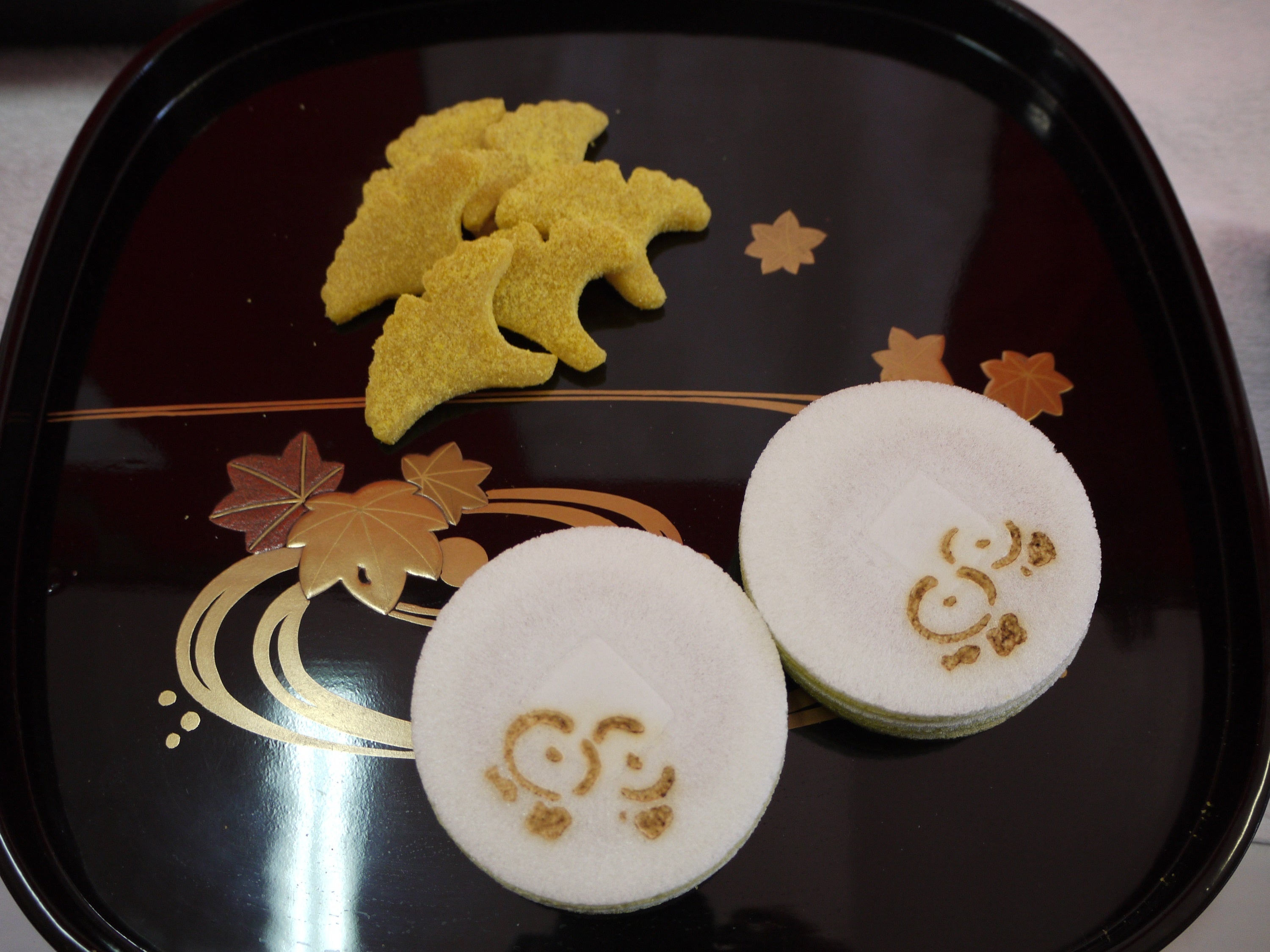 各流派独特の茶菓子も楽しめる