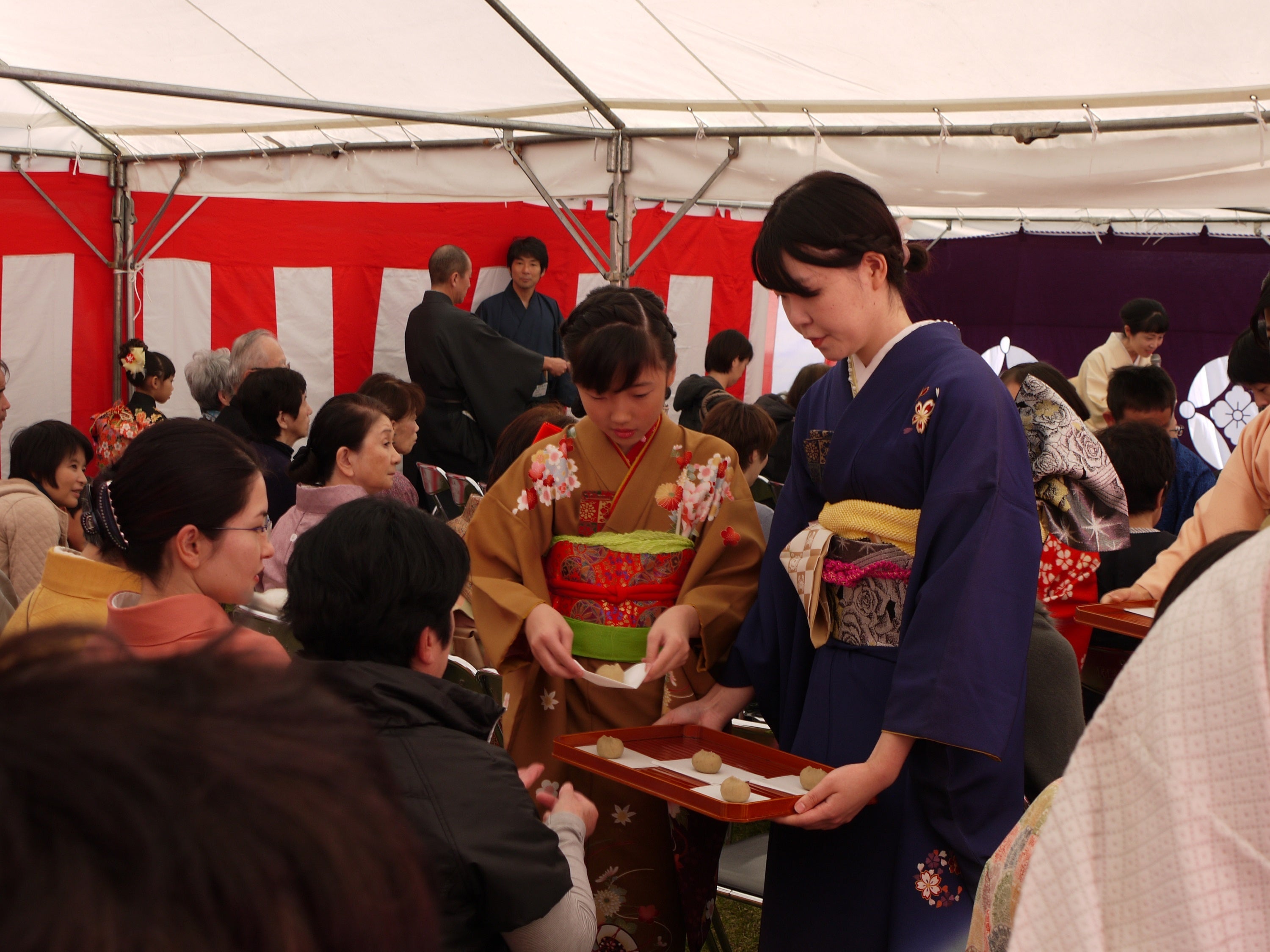 特設テント内茶席