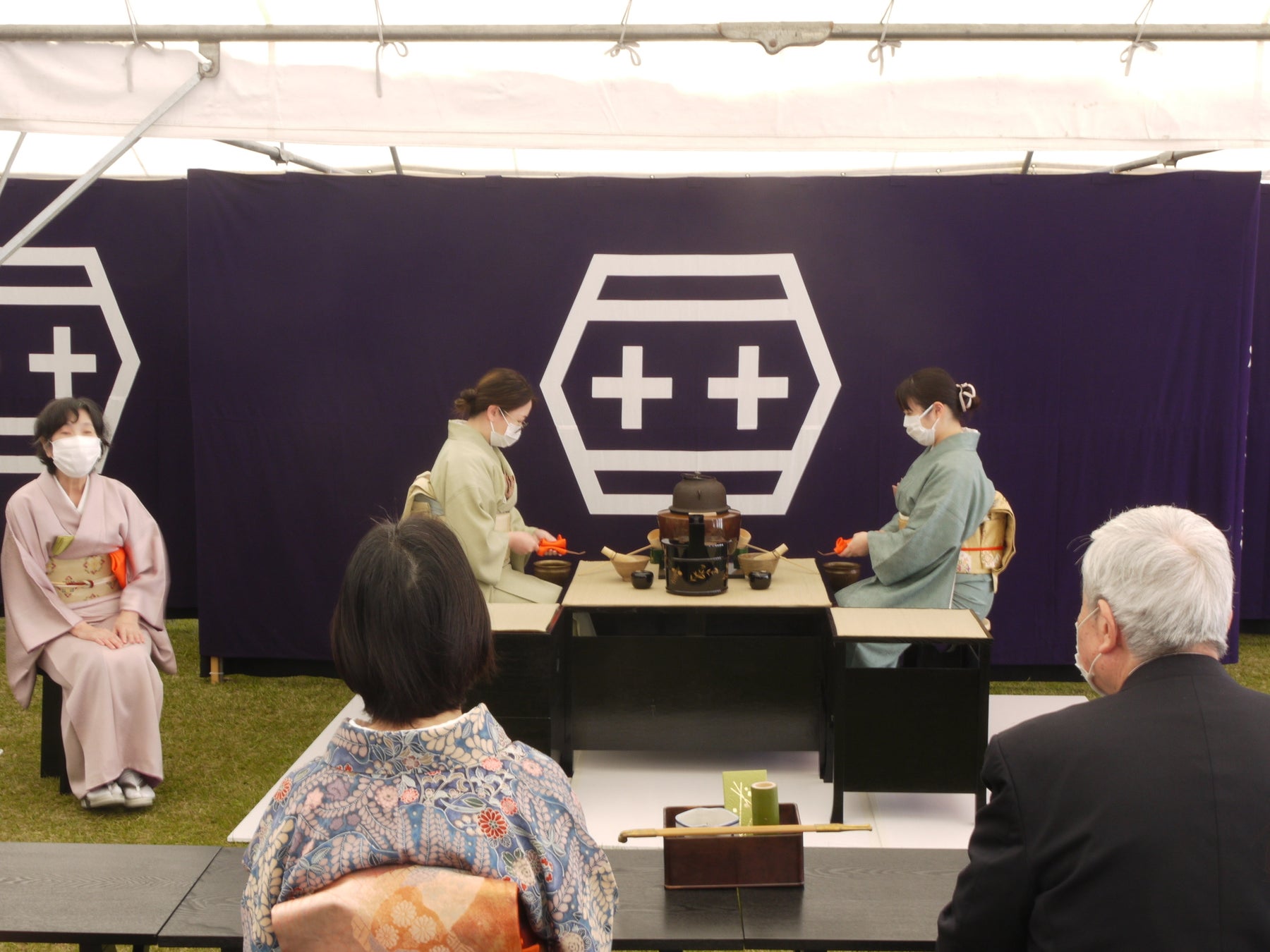 各流派の伝統的なお茶席をお楽しみください。