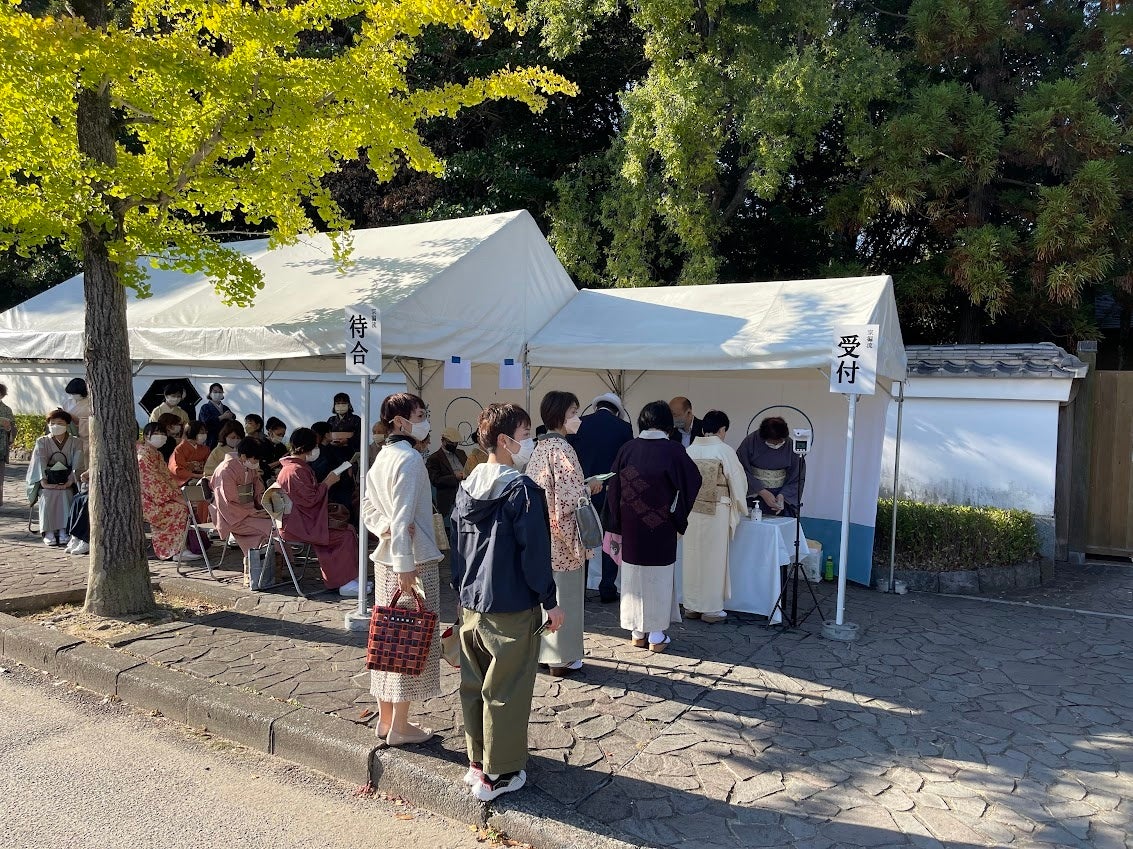 各流派の茶席前に受付・待合が設置されます。