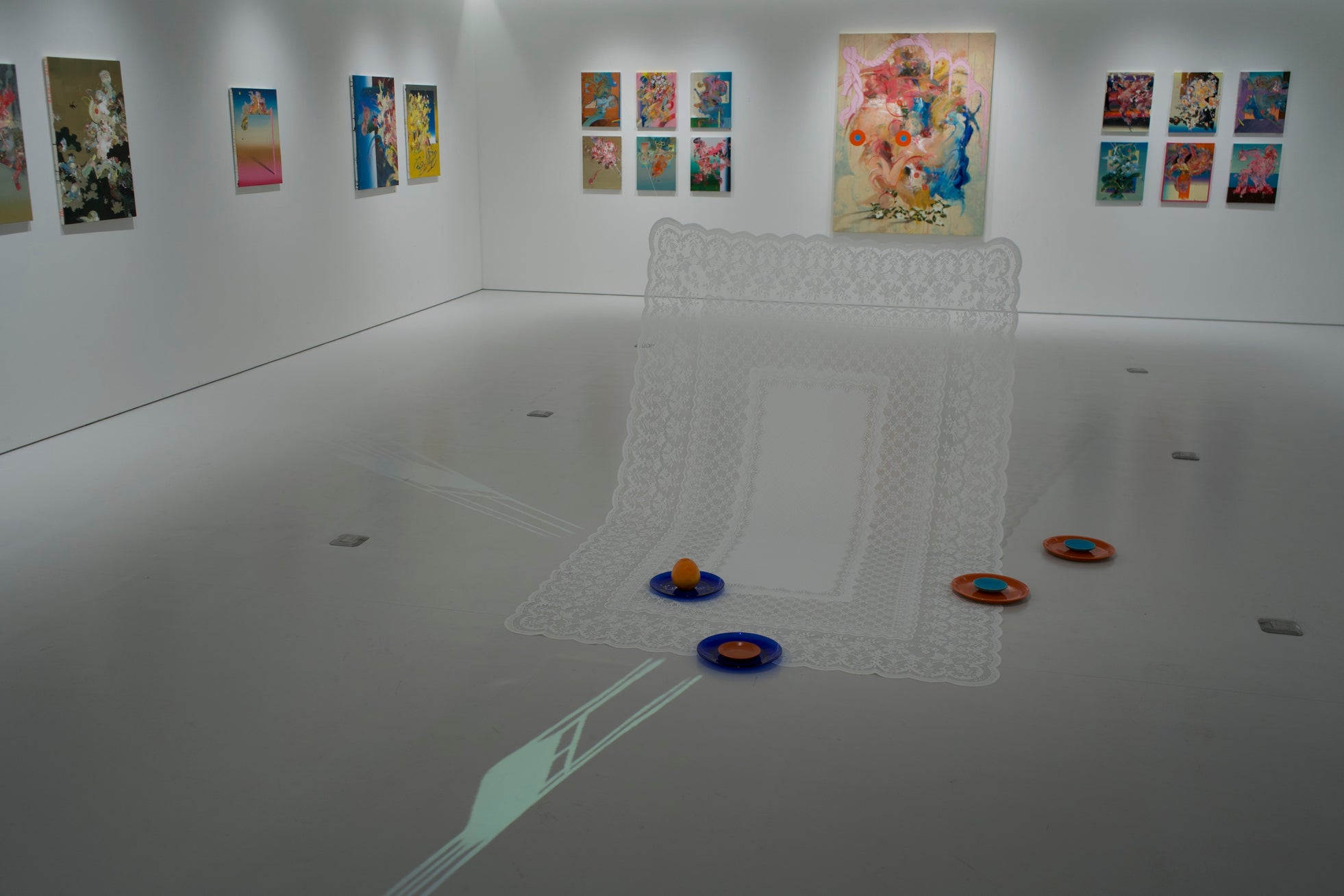 【YUGEN Gallery】大河紀、個展「食卓」で描くアイデンティティの輪郭──作家インタビュー&限定ノベルティ・グッズ情報を公開!