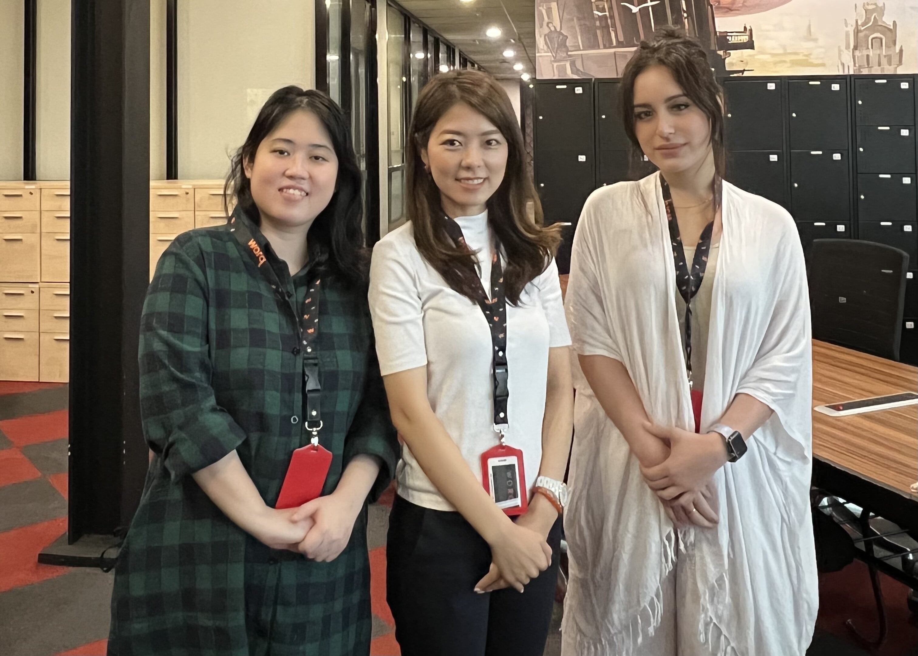 CEO・山内 杏那（中央）と、Lumirousメンバー