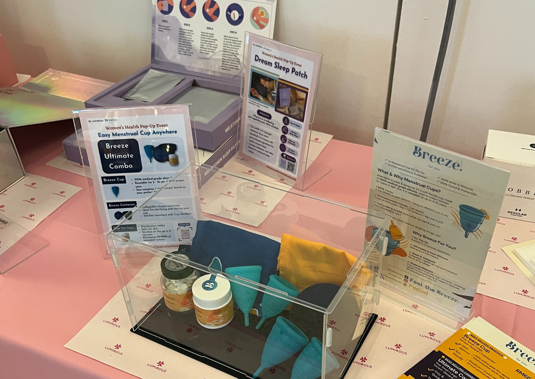 女性のウェルネス商品の展示ブース