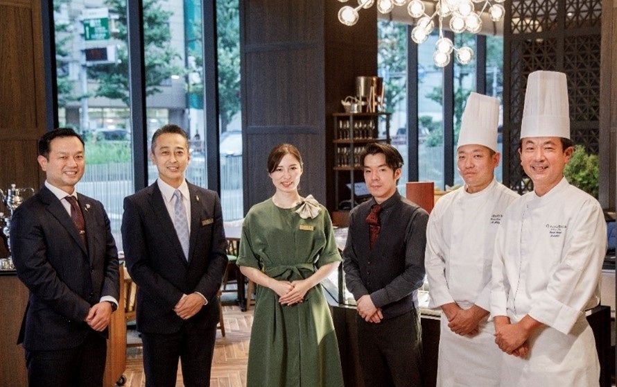 左からソムリエ 角田 敏彦、総支配人 佐久間 巌、ウェルネスフード・コンシェルジュ 大島 瑠梨子、 ヘッドバーテンダー 高橋 司、料理長 北島 貞治、総料理長 佐藤 敏浩