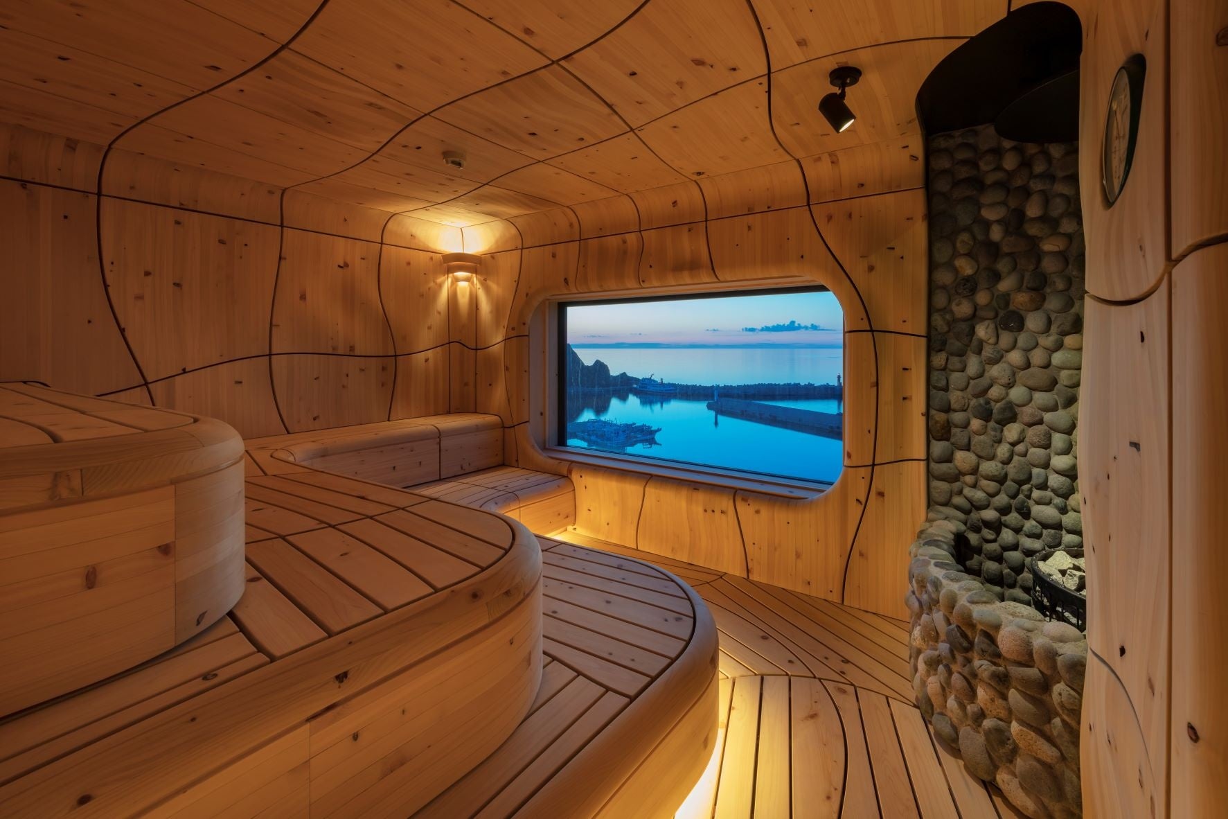 木の洞窟をイメージした流氷を見ながら入れるサウナ